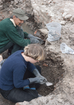 830184 Afbeelding van archeologen aan het werk tijdens het blootleggen van de restanten van het vroegere Kasteel ...